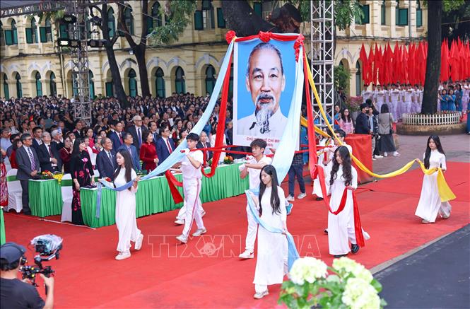 Bộ GD&ĐT đã tham mưu Đảng ủy Chính phủ trình Bộ Chính trị ban hành Nghị quyết số 71-NQ/TW về đột phá phát triển GD-ĐT. Nghị quyết số 71 đề ra những chủ trương, quyết sách mới, mạnh mẽ hơn để nhanh chóng khai thông các điểm nghẽn, tạo đột phá phát triển, hiện đại hóa, chấn hưng nền giáo dục nước nhà. Ảnh: Thanh Tùng - TTXVN