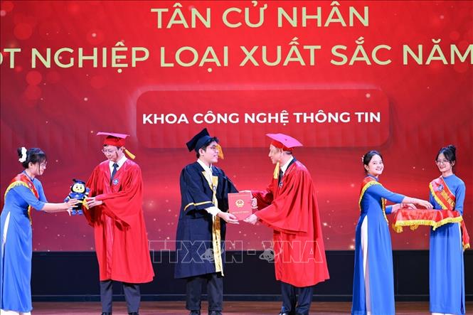 Giáo dục đại học, giáo dục nghề nghiệp đã có chuyển biến mạnh mẽ cả về chất lượng, hiệu quả và mức độ tiếp cận của người dân. Các chương trình, phương thức đào tạo đổi mới theo hướng hiện đại, linh hoạt và hướng tới tiệm cận các chuẩn quốc tế. Ảnh: Thanh Tùng - TTXVN 