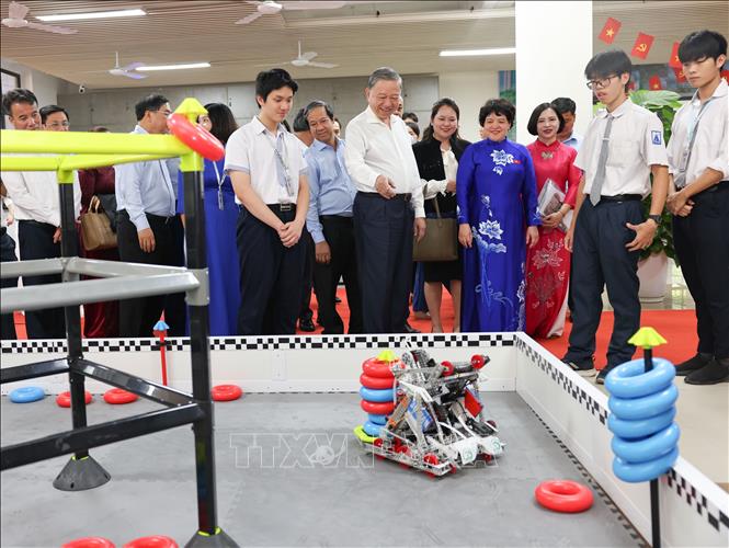 Theo Bộ trưởng Bộ Giáo dục và Đào tạo Nguyễn Kim Sơn, những kết quả giáo dục và đào tạo giai đoạn 2020 - 2025 có được nhờ sự lãnh đạo, chỉ đạo sát sao của Đảng, Quốc hội, Chính phủ; sự phối hợp của các bộ, ngành, địa phương; cùng sự đồng hành của toàn xã hội và nỗ lực của từng đơn vị, trường học. Chiều 14/5/2025, Tổng Bí thư Tô Lâm đã đến thăm và trao tặng phòng thực hành giáo dục STEM cho Trường THPT chuyên Hà Nội – Amsterdam. Ảnh: Thanh Tùng - TTXVN