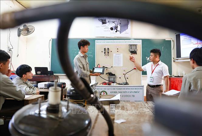 Trong nhiệm kỳ, Bộ GD&ĐT đã thực hiện tốt công tác tiếp nhận chức năng, nhiệm vụ về giáo dục nghề nghiệp từ Bộ Lao động - Thương binh và Xã hội; 2 đại học quốc gia về Bộ GD&ĐT quản lý; tiến hành sắp xếp lại cơ cấu tổ chức của cơ quan Bộ theo hướng tinh gọn, hiệu lực, hiệu quả. Ảnh: Thanh Tùng - TTXVN