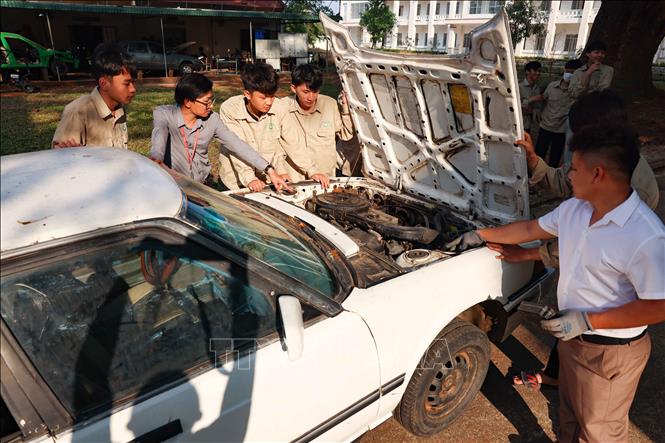 Trong nhiệm kỳ, Bộ GD&ĐT đã thực hiện tốt công tác tiếp nhận chức năng, nhiệm vụ về giáo dục nghề nghiệp từ Bộ Lao động - Thương binh và Xã hội; 2 đại học quốc gia về Bộ GD&ĐT quản lý; tiến hành sắp xếp lại cơ cấu tổ chức của cơ quan Bộ theo hướng tinh gọn, hiệu lực, hiệu quả. Ảnh: Thanh Tùng - TTXVN