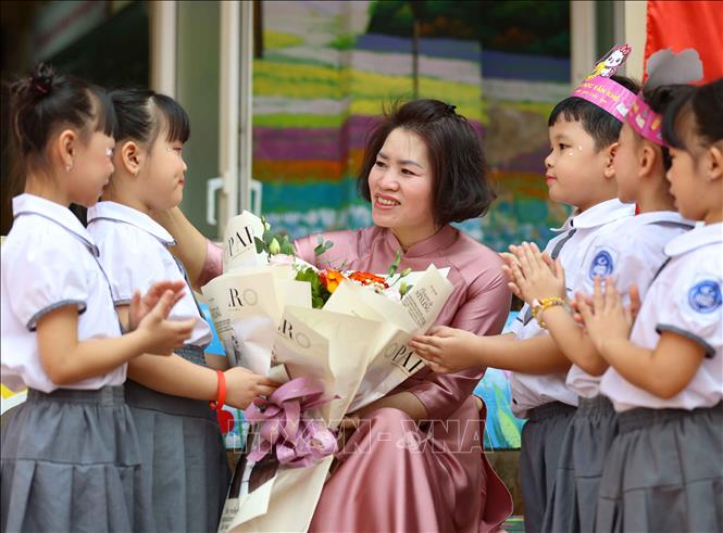 Đội ngũ nhà giáo, cán bộ quản lý giáo dục tiếp tục phát triển về số lượng, nâng cao về chất lượng. Bộ GD&ĐT đã phối hợp với Bộ Nội vụ rà soát, báo cáo đề xuất Trung ương bổ sung biên chế giáo viên giai đoạn 2021-2025. Ảnh: Thanh Tùng - TTXVN