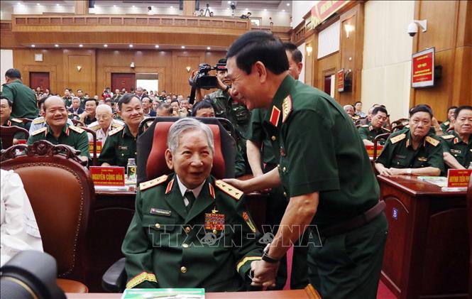 Đại tướng Phan Văn Giang, Phó Bí thư Quân ủy Trung ương, Ủy viên Bộ Chính trị, Bộ trưởng Bộ Quốc phòng thăm hỏi sức khỏe Thượng tướng Phan Trung Kiên, nguyên Thứ trưởng Bộ Quốc phòng. Ảnh: Xuân Khu-TTXVN