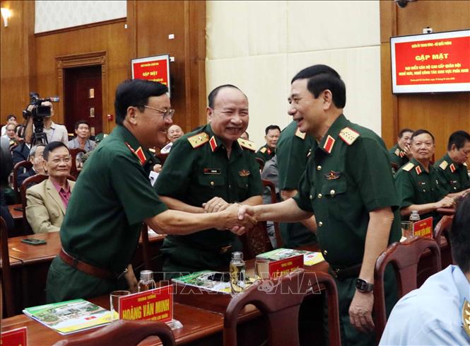 Đại tướng Phan Văn Giang, Phó Bí thư Quân ủy Trung ương, Ủy viên Bộ Chính trị, Bộ trưởng Bộ Quốc phòng thăm hỏi sức khỏe các cán bộ cấp cao nghỉ hưu, nghỉ công tác trên địa bàn các tỉnh phía Nam. Ảnh: Xuân Khu-TTXVN