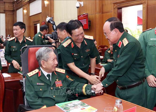 Thượng tướng Trần Đơn (phải), nguyên Thứ trưởng Bộ Quốc phòng thăm hỏi sức khỏe Thượng tướng Phan Trung Kiên (ngồi), nguyên Thứ trưởng Bộ Quốc phòng. Ảnh: Xuân Khu-TTXVN