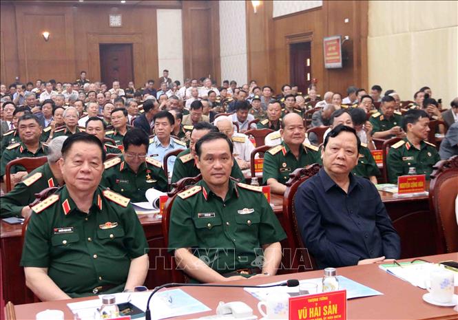 Đại tướng Nguyễn Trọng Nghĩa (ngoài cùng bên trái), Ủy viên Bộ Chính trị, Bí thư Trung ương Đảng, Chủ nhiệm Tổng cục Chính trị Quân đội nhân dân Việt Nam dự buổi gặp mặt. Ảnh: Xuân Khu-TTXVN