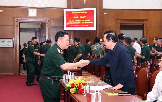 Đại tướng Nguyễn Trọng Nghĩa (trái), Ủy viên Bộ Chính trị, Bí thư Trung ương Đảng, Chủ nhiệm Tổng cục Chính trị QĐND Việt Nam thăm hỏi sức khỏe Thượng tướng Huỳnh Ngọc Sơn (phải), nguyên Phó Chủ tịch Quốc hội. Ảnh: Xuân Khu-TTXVN