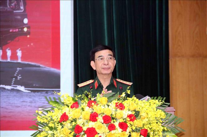 Đại tướng Phan Văn Giang, Phó Bí thư Quân ủy Trung ương, Ủy viên Bộ Chính trị, Bộ trưởng Bộ Quốc phòng phát biểu tại buổi gặp mặt. Ảnh: Xuân Khu-TTXVN