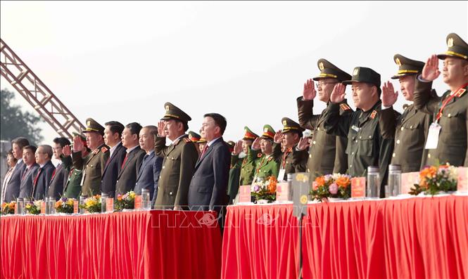 Đại biểu thực hiện nghi lễ chào cờ. Ảnh: Phương Hoa - TTXVN