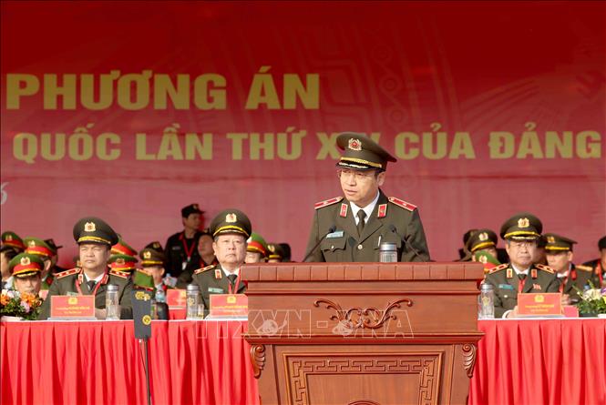 Thiếu tướng Nguyễn Quốc Toản, Chánh Văn phòng Bộ Công an trình bày báo cáo tại buổi lễ. Ảnh: Phương Hoa - TTXVN