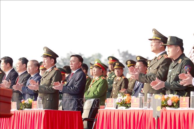 Thường trực Ban Bí thư Trần Cẩm Tú cùng các đại biểu dự Lễ xuất quân, diễn tập phương án bảo đảm an ninh, trật tự Đại hội đại biểu toàn quốc lần thứ XIV của Đảng. Ảnh: Phương Hoa - TTXVN