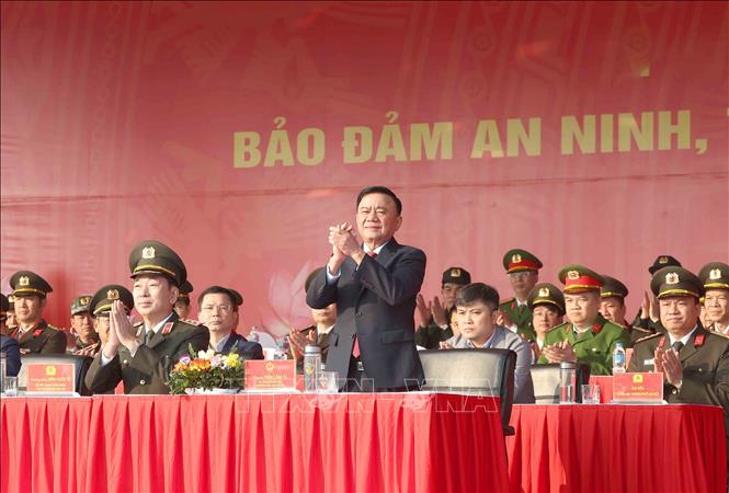 Thường trực Ban Bí thư Trần Cẩm Tú dự Lễ xuất quân, diễn tập phương án bảo đảm an ninh, trật tự Đại hội đại biểu toàn quốc lần thứ XIV của Đảng. Ảnh: Phương Hoa - TTXVN