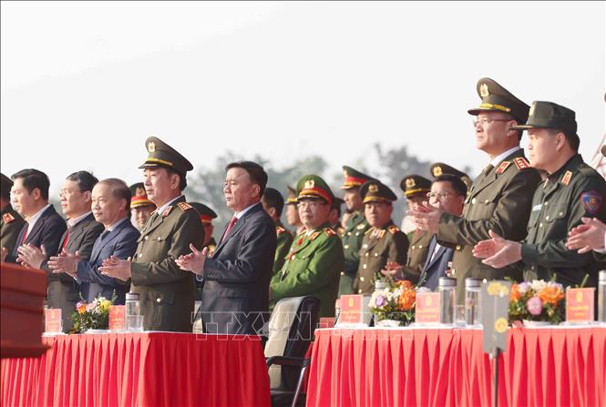 Thường trực Ban Bí thư Trần Cẩm Tú cùng các đại biểu dự Lễ xuất quân, diễn tập phương án bảo đảm an ninh, trật tự Đại hội đại biểu toàn quốc lần thứ XIV của Đảng. Ảnh: Phương Hoa - TTXVN