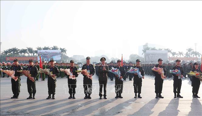 Các đồng chí lãnh đạo tặng hoa chúc mừng lực lượng tham gia Lễ xuất quân, diễn tập phương án bảo đảm an ninh, trật tự Đại hội đại biểu toàn quốc lần thứ XIV của Đảng. Ảnh: Phương Hoa - TTXVN