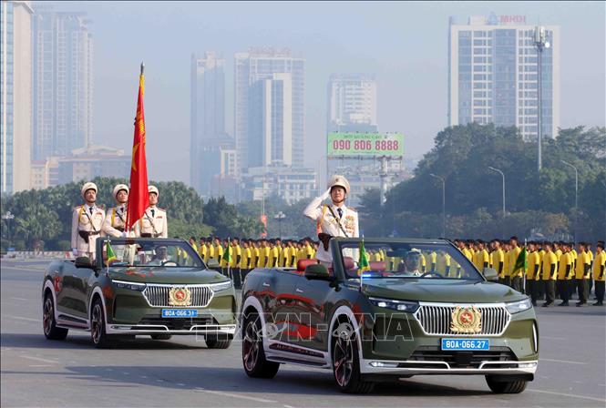 Xe chỉ huy và Tổ Công an kỳ dẫn đầu đội hình đại diện cho các lực lượng tham gia bảo vệ Đại hội Đảng toàn quốc lần thứ XIV. Ảnh: Phạm Kiên - TTXVN