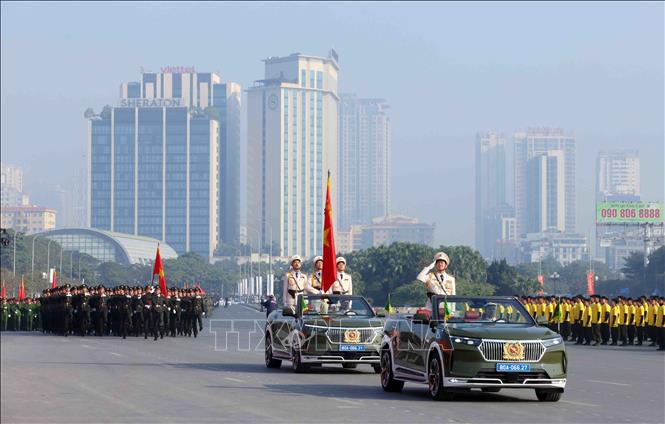 Xe chỉ huy và Tổ Công an kỳ dẫn đầu đội hình đại diện cho các lực lượng tham gia bảo vệ Đại hội Đảng toàn quốc lần thứ XIV. Ảnh: Phạm Kiên - TTXVN