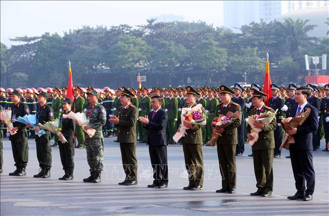 Thường trực Ban Bí thư Trần Cẩm Tú tặng hoa chúc mừng các lực lượng tham buổi lễ. Ảnh: Phạm Kiên - TTXVN