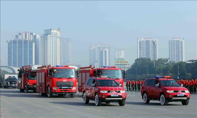 Khối xe Phòng cháy, chữa cháy, cứu nạn tham gia diễu hành phương tiện đặc chủng của Bộ Công an tại buổi lễ. Ảnh: Phạm Kiên - TTXVN