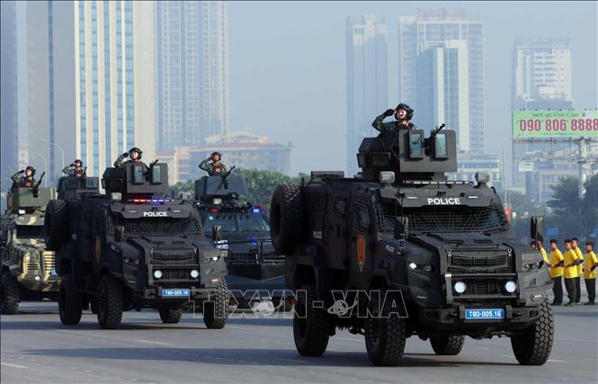 Khối xe tác chiến, chống khủng bố, xe bọc thép chống đạn của lực lượng Cảnh sát đặc nhiệm tham gia diễu hành phương tiện đặc chủng của Bộ Công an tại buổi lễ. Ảnh: Phạm Kiên - TTXVN
