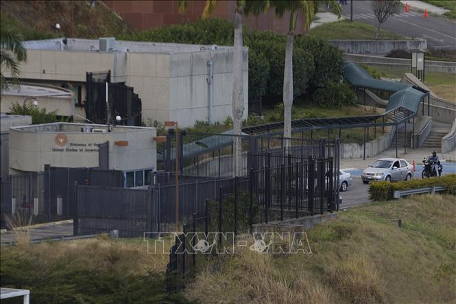 Ngày 9/1/2026, một quan chức Mỹ cho biết các nhà ngoại giao cấp cao của Mỹ, trong đó có ông John McNamara - nhà ngoại giao hàng đầu của Mỹ tại Colombia - đã tới thủ đô Caracas của Venezuela để đánh giá ban đầu khả năng khôi phục hoạt động của Đại sứ quán Mỹ theo từng giai đoạn. Trong ảnh: Đại sứ quán Mỹ ở Caracas, Venezuela. Ảnh: THX/TTXVN