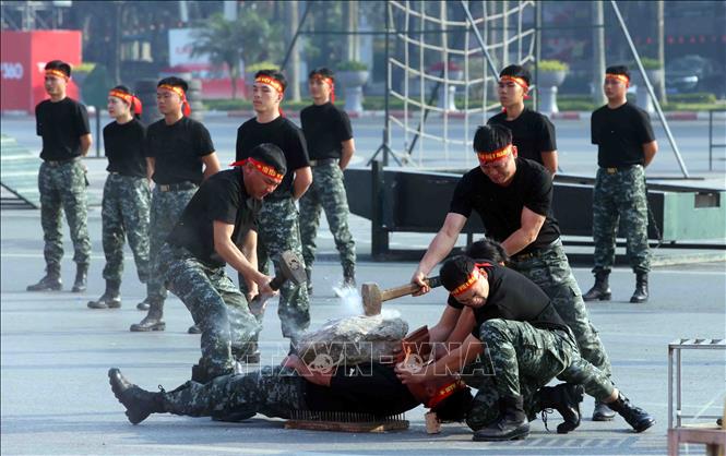 Nội dung khí công, công phá do cán bộ, chiến sĩ Cảnh sát đặc nhiệm số 1, Bộ Tư lệnh Cảnh sát cơ động thực hiện. Ảnh: Phạm Kiên - TTXVN