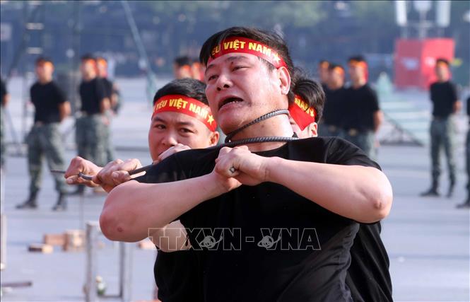 Nội dung khí công, công phá do cán bộ, chiến sĩ Cảnh sát đặc nhiệm số 1, Bộ Tư lệnh Cảnh sát cơ động thực hiện. Ảnh: Phạm Kiên - TTXVN