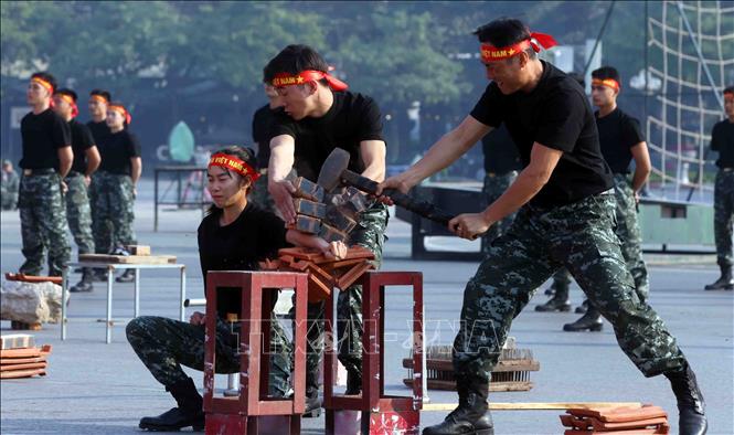 Nội dung khí công, công phá do cán bộ, chiến sĩ Cảnh sát đặc nhiệm số 1, Bộ Tư lệnh Cảnh sát cơ động thực hiện. Ảnh: Phạm Kiên - TTXVN