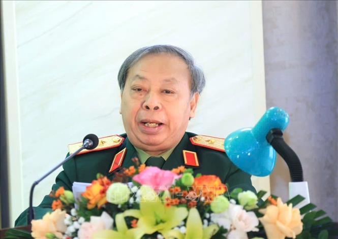 Trung tướng Phạm Ngọc Khoá, Phó Chỉ tịch Thường trực Hội Hỗ trợ khắc phục hậu quả bom mìn Việt Nam báo cáo kết quả hoạt động năm 2025 và nhiệm vụ năm 2026. Ảnh: Tuấn Anh - TTXVN