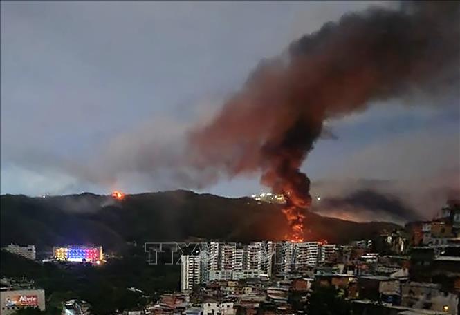 Rạng sáng 3/1/2026, Tổng thống Mỹ Donald Trump đã ra lệnh tiến hành các cuộc tấn công quân sự nhằm vào thủ đô Caracas và một số bang ở Venezuela, gồm cả khu vực quân sự và dân sự. Bộ Nội vụ Venezuela xác nhận 100 người đã thiệt mạng. Trên mạng xã hội Truth Social, Tổng thống Trump cho biết 