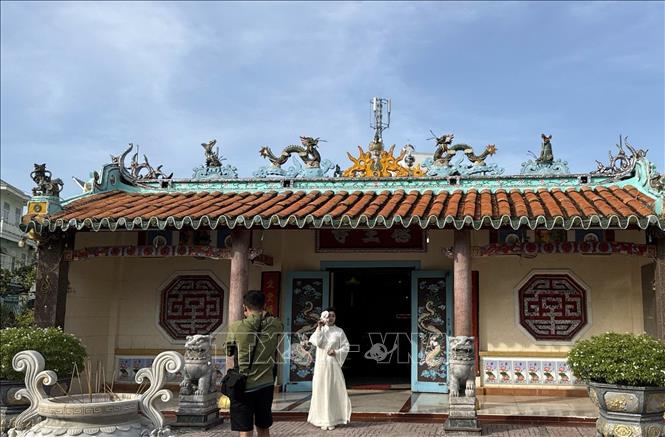 Chùa Bà Đức Sanh (phường Phan Thiết, tỉnh Lâm Đồng), với kiến trúc cổ kính rêu phong, là địa chỉ được giới trẻ lựa chọn chụp ảnh Tết. Ảnh: Hồng Hiếu - TTXVN