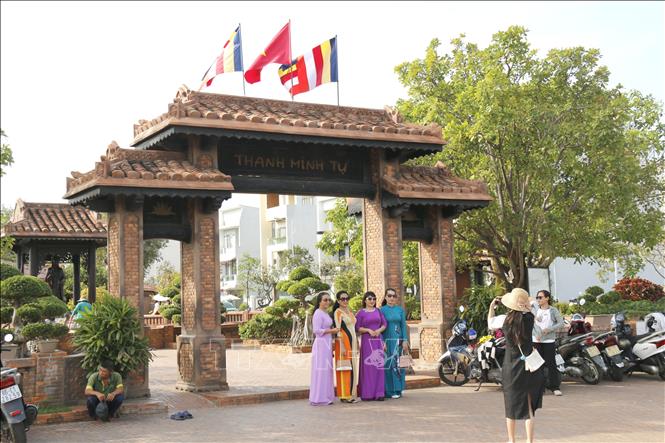 Thời điểm cận Tết, Thanh Minh Tự, phường Phú Thủy (tỉnh Lâm Đồng) luôn nhộn nhịp du khách tới chụp ảnh Tết. Ảnh: Hồng Hiếu - TTXVN