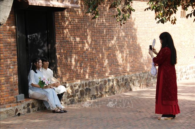 Xu hướng chụp ảnh với trang phục truyền thống tại các chùa, đình, khu di tích đang được các bạn trẻ yêu thích. Ảnh: Hồng Hiếu - TTXVN