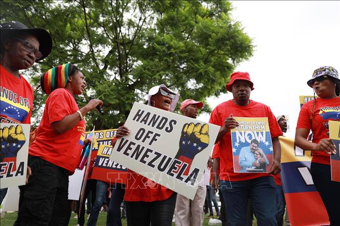 Sau khi Mỹ tiến hành chiến dịch quân sự vào Venezuela và bắt giữ Tổng thống Nicolás Maduro, nhiều quốc gia trên thế giới đã bày tỏ quan ngại sâu sắc về hậu quả đối với khu vực và một tiền lệ nguy hiểm cho quan hệ giữa các quốc gia, đồng thời kêu gọi tuân thủ luật pháp quốc tế. Ảnh: Tuần hành phản đối chiến dịch quân sự của Mỹ đối với Venezuela ở Pretoria, Nam Phi. THX/TTXVN