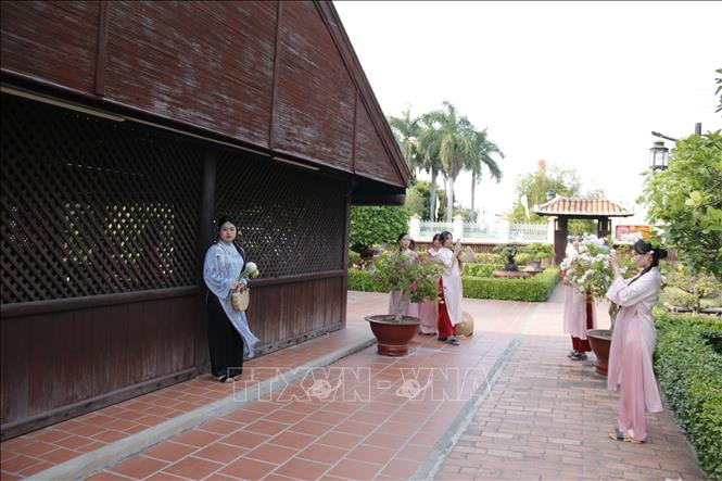 Các bạn trẻ tạo dáng với kiến trúc cổ kính tại Khu di tích Trường Dục Thanh, phường Phan Thiết, tỉnh Lâm Đồng. Ảnh: Hồng Hiếu - TTXVN