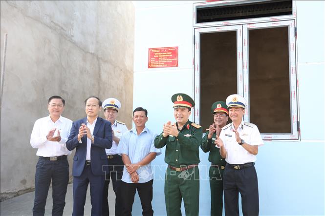 Quang cảnh lễ bàn giao nhà thuộc “Chiến dịch Quang Trung” diễn ra trang trọng tại xã Suối Hiệp sáng ngày 10/1. Ảnh: Đặng Tuấn - TTXVN 