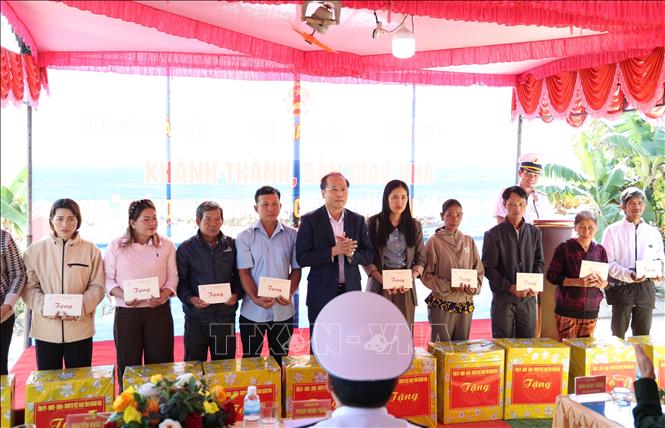 Quang cảnh lễ bàn giao nhà thuộc “Chiến dịch Quang Trung” diễn ra trang trọng tại xã Suối Hiệp sáng ngày 10/1. Ảnh: Đặng Tuấn - TTXVN 