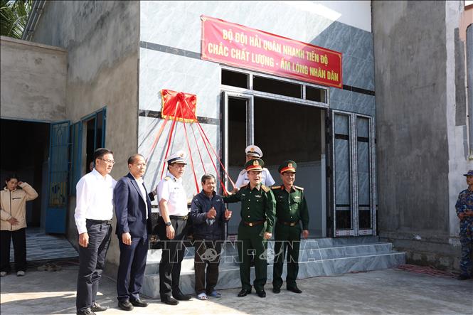 Quang cảnh lễ bàn giao nhà thuộc “Chiến dịch Quang Trung” diễn ra trang trọng tại xã Suối Hiệp sáng ngày 10/1. Ảnh: Đặng Tuấn - TTXVN

