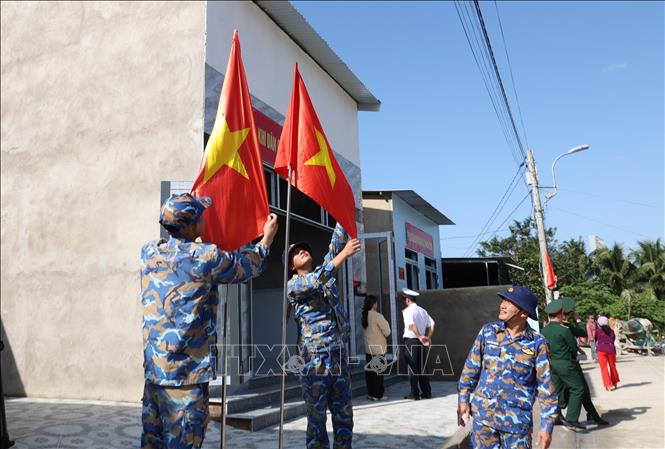Chiến sĩ trang hoàng nhà của, treo cờ tổ quốc tại khu nhà tái định cư. Ảnh: Đặng Tuấn - TTXVN 
