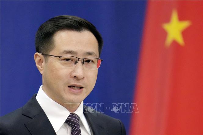 Sau khi Mỹ tiến hành chiến dịch quân sự vào Venezuela và bắt giữ Tổng thống Nicolás Maduro, nhiều quốc gia trên thế giới đã bày tỏ quan ngại sâu sắc về hậu quả đối với khu vực và một tiền lệ nguy hiểm cho quan hệ giữa các quốc gia, đồng thời kêu gọi tuân thủ luật pháp quốc tế. Ảnh: Người phát ngôn Bộ Ngoại giao Trung Quốc Lâm Kiếm nhấn mạnh Trung Quốc duy trì liên lạc và hợp tác tích cực với Chính phủ Venezuela.    Kyodo/TTXVN