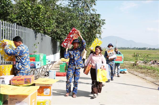 Niềm vui người dân chuyển đồ vào nhà mới. Ảnh Đặng Tuấn - TTXVN 
