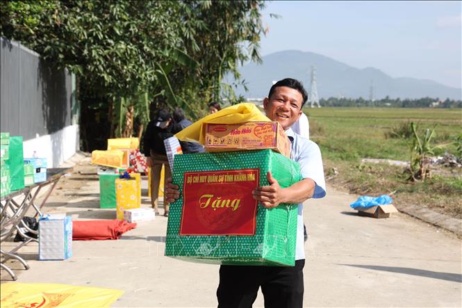 Nụ cười rạng rỡ đã trở lại trên gương mặt người dân vùng lũ khi nỗi lo về chốn an cư được giải tỏa trước thềm xuân mới. Ảnh: Đặng Tuấn - TTXVN 
