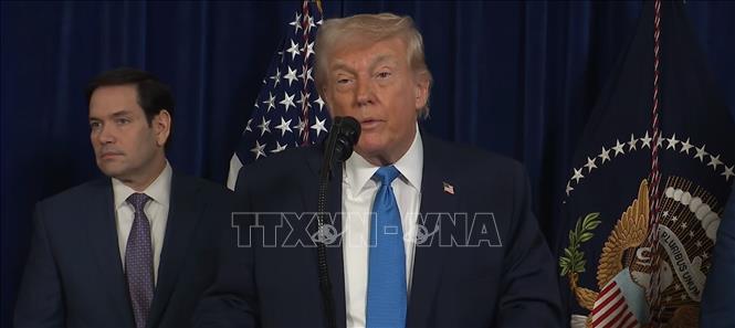 Ngày 6/1/2026, sau chiến dịch quân sự nhằm vào Venezuela, Tổng thống Mỹ Donald Trump (ảnh) chính thức thông báo chính quyền lâm thời ở quốc gia Nam Mỹ sẽ bàn giao cho Mỹ từ 30 đến 50 triệu thùng dầu chất lượng cao. Số dầu này sẽ được bán theo giá thị trường và nguồn thu sẽ được đặt dưới sự kiểm soát trực tiếp của Tổng thống Mỹ. Ảnh: THX/TTXVN