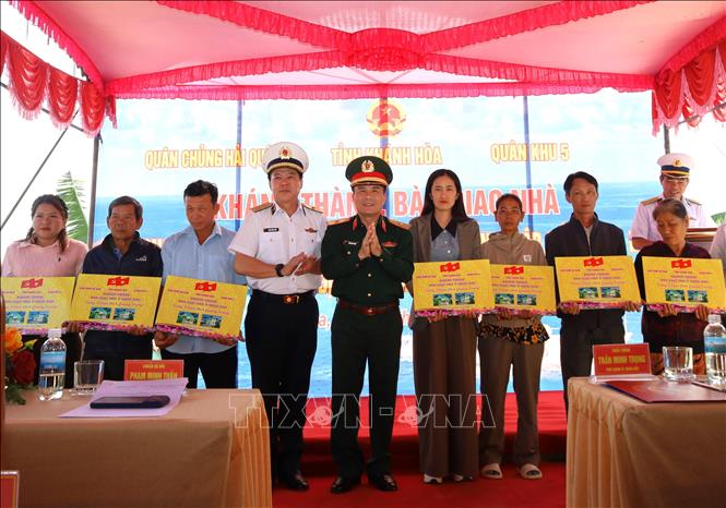 Lãnh đạo Quân chủng Hải quân và Quân khu 5 tại lễ bàn giao nhà thuộc “Chiến dịch Quang Trung”. Ảnh: Đặng Tuấn –TTXVN