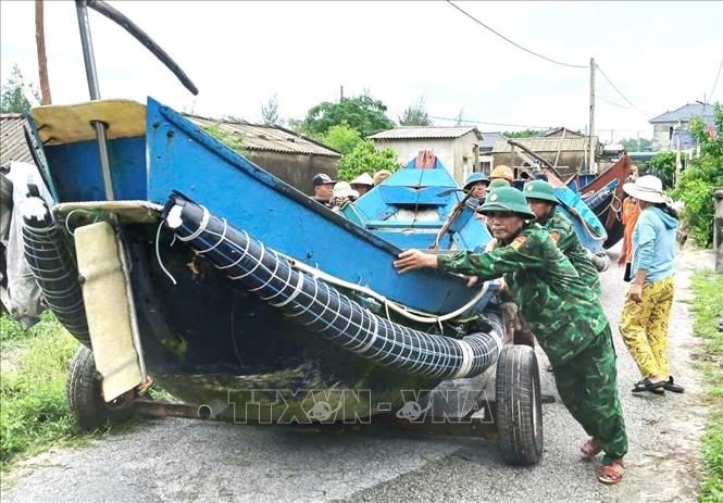 Cán bộ, chiến sỹ Đồn Biên phòng Ngư Thủy (Bộ đội Biên phòng Quảng Trị) hỗ trợ nhân dân phòng chống thiên tai. Ảnh: TTXVN phát