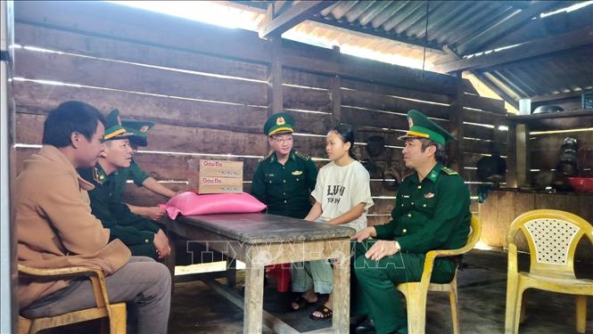 Đồn Biên phòng Cà Xèng luôn bám địa bàn, chăm lo, hỗ trợ đồng bào nâng cao chất lượng cuộc sống để từng bước hòa nhịp vùng xuôi. Ảnh: TTXVN phát