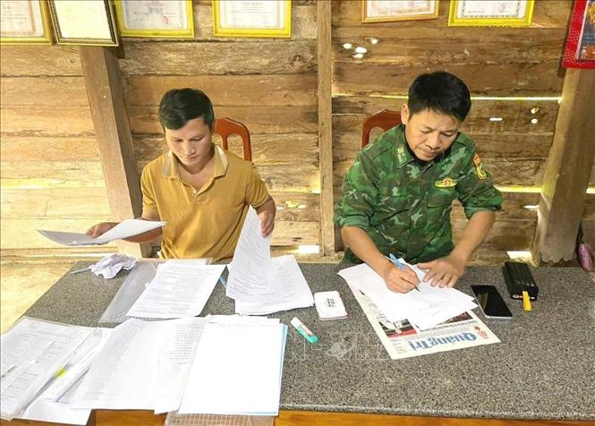 Đội ngũ cán bộ tham gia sinh hoạt chi bộ bản và phụ trách các hộ gia đình ở khu vực biên giới phát huy năng lực, tinh thần trách nhiệm, góp sức xây dựng biên cương vững mạnh. Ảnh: TTXVN phát
