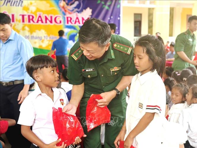 Những việc làm thiết thực hướng về nhân dân biên giới góp phần thắt chặt nghĩa tình quân - dân nơi phên dậu Tổ quốc. Ảnh: TTXVN phát