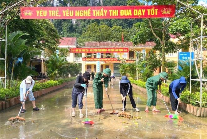 Cán bộ, chiến sỹ Đồn Biên phòng Cà Xèng (Bộ đội Biên phòng Quảng Trị) tham gia giúp các điểm trường khắc phục hậu quả mưa lũ. Ảnh: Võ Dung - TTXVN
