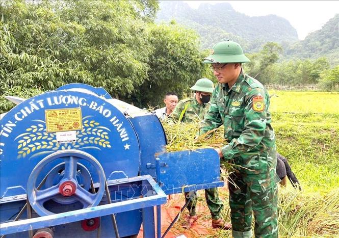 Đồn Biên phòng Cà Xèng (Bộ đội Biên phòng Quảng Trị) tích cực bám bản bám làng, đến với bà con “cầm tay, chỉ việc” giúp người dân sản xuất hiệu quả mô hình lúa nước Rục Làn. Ảnh: TTXVN phát