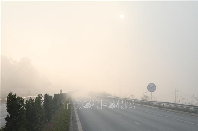 Sáng 10/1/2026, trên Quốc lộ 4B qua địa bàn phường Kỳ Lừa, tỉnh Lạng Sơn, sương mù vẫn khá dày làm hạn chế tầm nhìn của người và phương tiện tham gia giao thông. Ảnh: Văn Đạt - TTXVN